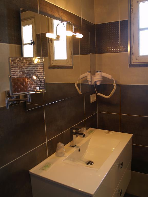 Hotel Les Hauts De Moureze Room photo